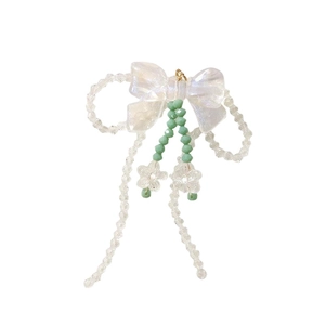 Pendentif papillon irisé en acrylique avec perles vert menthe et pompons de fleurs