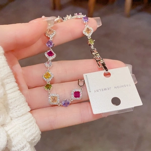 Bracelet argenté avec oxydes de zirconium colorés dans des cadres géométriques