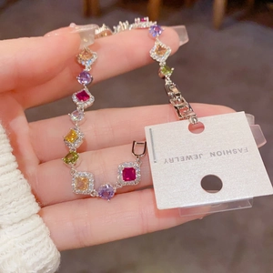Bracelet argenté élégant avec zircons multicolores et un fermoir à rabat classique