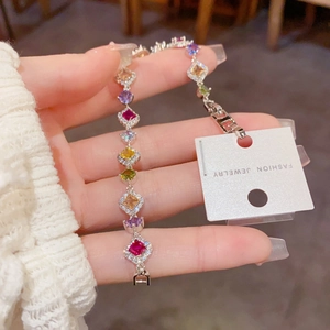 Vue détaillée d'un bracelet en argent avec zircons colorés en losange et serti de strass