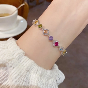 Vue détaillée du bracelet en argent de luxe orné de pierres de zircone multicolores