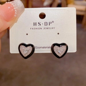Boucles d'oreilles cœur minimalistes avec émail noir et cristaux micro-pave brillants