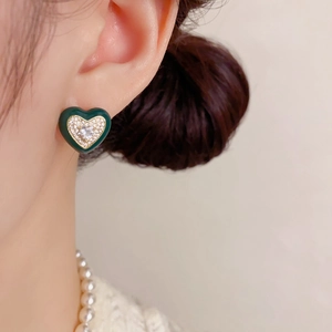 Boucles d'oreilles cœur en émail vert élégantes avec cristaux pour un look vintage de luxe