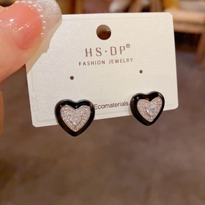 Détails des boucles d'oreilles en forme de cœur avec émail noir et zircons blancs