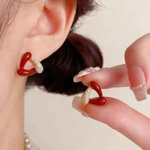 Élégantes boucles d'oreilles cœur en résine bordeaux et pierres de zircone dorées