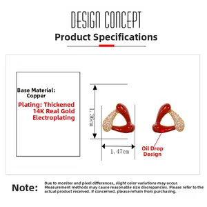 Détail macro de boucles d'oreilles triangles géométriques dorées 14K et émail rouge