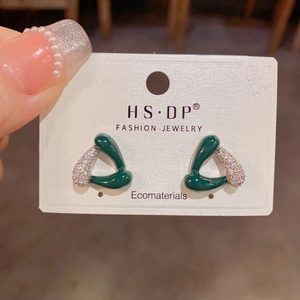 Boucles d'oreilles triangles géométriques avec glaçage vert foncé et pavage de zircons