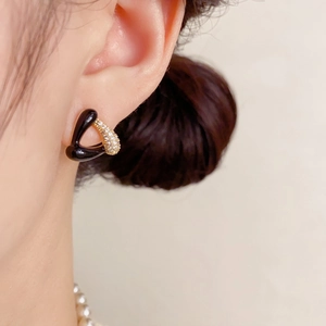 Boucles d'oreilles triangle noir minimalistes avec zircons et finition dorée vintage