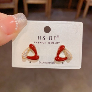 Détail de boucles d'oreilles triangulaires avec émail rouge et cristaux de zircone
