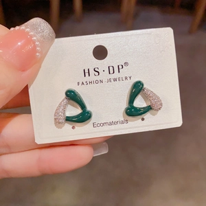 Vue détaillée de boucles d'oreilles triangulaires en émail vert avec oxydes de zirconium
