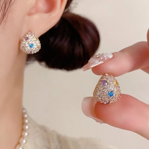 Exquisite Tropfenohrstecker mit bunten Zirkonia-Mikropavé-Steinen in Goldoptik