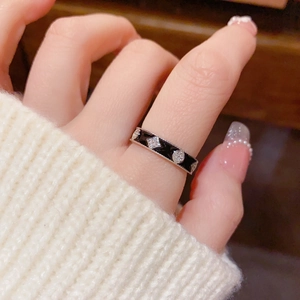 Détail de la bague fleur à quatre feuilles en émail noir et zircons brillants