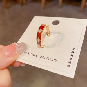 Détail de la bague trèfle en émail rouge avec placage épais en or véritable