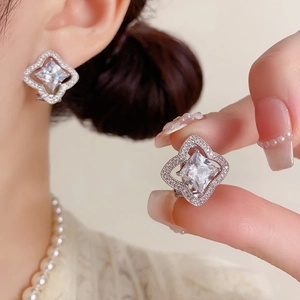 Gros plan de boucles d'oreilles carrées en diamant avec sertissage halo