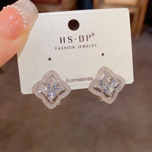 Vue détaillée de boucles d'oreilles en argent serties de zircons sur carte à bijoux