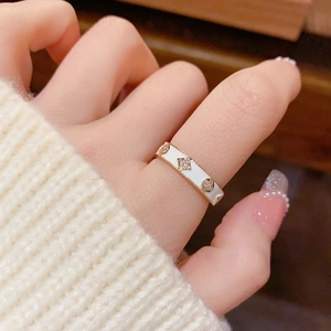 Bague ouverte élégante fleur à quatre trèfles en émail blanc et cristaux dorés
