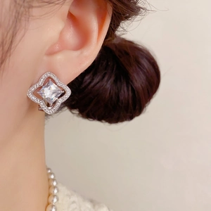 Boucles d'oreilles fleur en argent avec zircone carrée et serti micro-pave