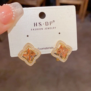 Boucles d'oreilles carrées dorées avec zircon champagne et micro-pavé de cristaux