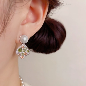 Exquisite pearl earrings with pavé zircon rhombus pendants in elegant silver finish