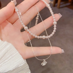 Élégant collier double épaisseur avec perles blanches et pendentif géométrique argenté