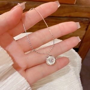 Vue détaillée du collier double argenté avec zircon rond et pendentif ondulé