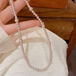 Collier de perles à double rang avec pendentif géométrique et fermoir argenté réglable