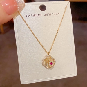 Collar dorado con marco de flores de circón y detalle de carácter Fu en piedra roja