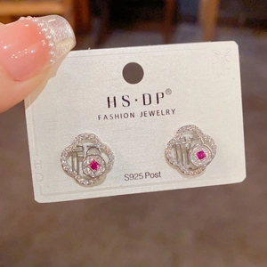 Pendientes de trébol en plata S925 con gema roja y carácter chino de la fortuna