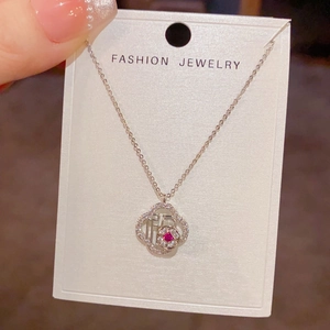 Collar trébol de plata con carácter Fu y colgante de circón rojo para mujer