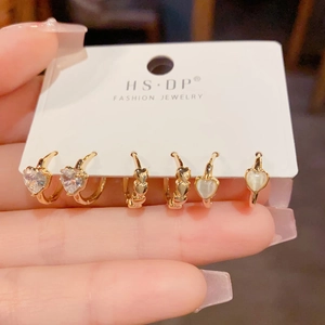 Set di tre paia di orecchini a cuore dorati con strass scintillanti e dettagli in opale