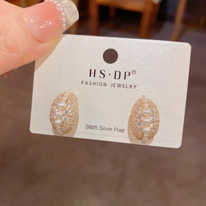 S925 zilveren oorbellen met zirkonia pavé en witte parels in gouden zetting afgewerkt