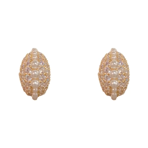Elegante gouden druppeloorbellen met zirkonia kristallen en parels op wit