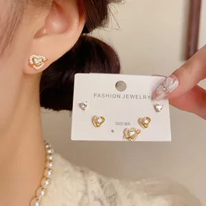 Détail d'un lot de trois boucles d'oreilles cœur et planète avec tiges en argent S925 et zircone