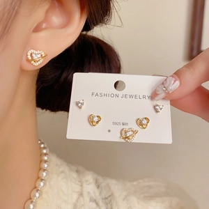 Détails de trois paires de boucles d'oreilles cœur et planète en zircon avec tiges en argent S925