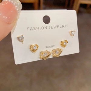 Lot de trois boucles d'oreilles cœur dorées avec zircone et tiges en argent S925 pur