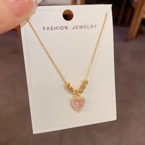 Élégant collier cœur plaqué or avec pendentif zircon rose et petites perles rondes