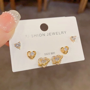 Vue détaillée du lot de trois paires de boucles d'oreilles cœur avec tiges en argent S925