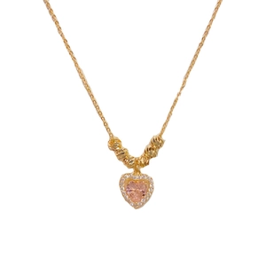 Collier avec pendentif cœur rose orné de diamants scintillants et perles dorées
