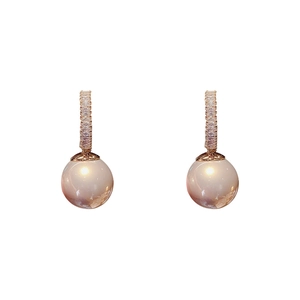 Boucles d'oreilles créoles dorées à l'or rose avec oxydes de zirconium et perles blanches