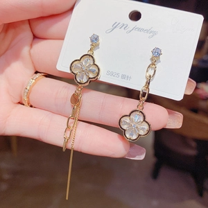 Elegantes pendientes largos asimétricos de plata S925 con brillantes motivos de trébol de cuatro