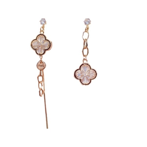Pendientes asimétricos de plata S925 con trébol de oro rosa y circonitas brillantes