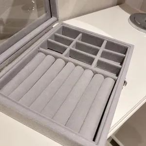 Joyero de terciopelo gris con 7 ranuras para anillos y tapa de cristal transparente