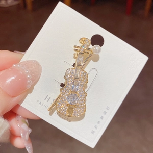 Elegant gold violin brooch with white zircon pavé and small pearl for women's fashion