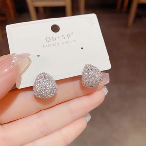 Detailansicht der Tropfenohrstecker mit glitzernden Zirkonia auf einer weißen Displaykarte