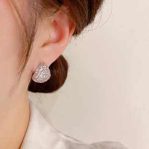 Funkelnde silberne Zirkon-Tränenstecker, von einem Model für elegantes Styling getragen
