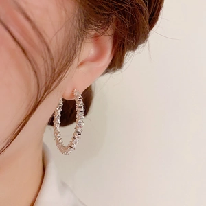 Boucles d'oreilles créoles vintage en argent texturé sur modèle montrant le grand style