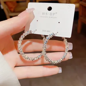 Détail de boucles d'oreilles créoles avec fil spirale texturé et tiges en argent S925
