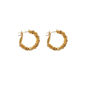 Boucles d'oreilles créoles dorées en C avec texture tissée multicouche pour femme
