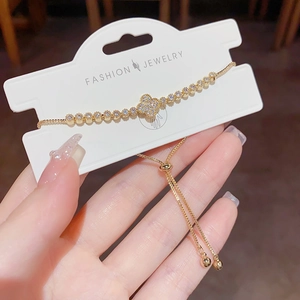 Elegantes goldenes Kleeblatt Armband mit funkelnden Zirkonia und verstellbarem Zugband
