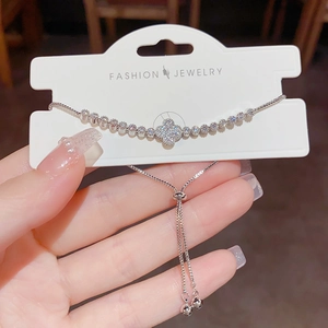 Funkelndes vierblättriges Kleeblatt-Armband mit Zirkonia und verstellbarem Zugverschluss